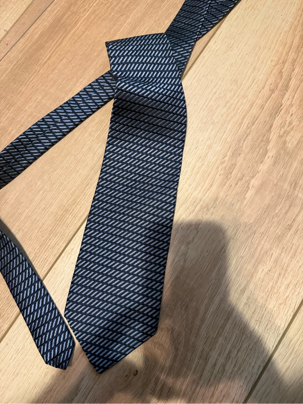 💙 Claiborne Blue & Navy Geometric Pattern Men’s Necktie - Picture 3 of 4